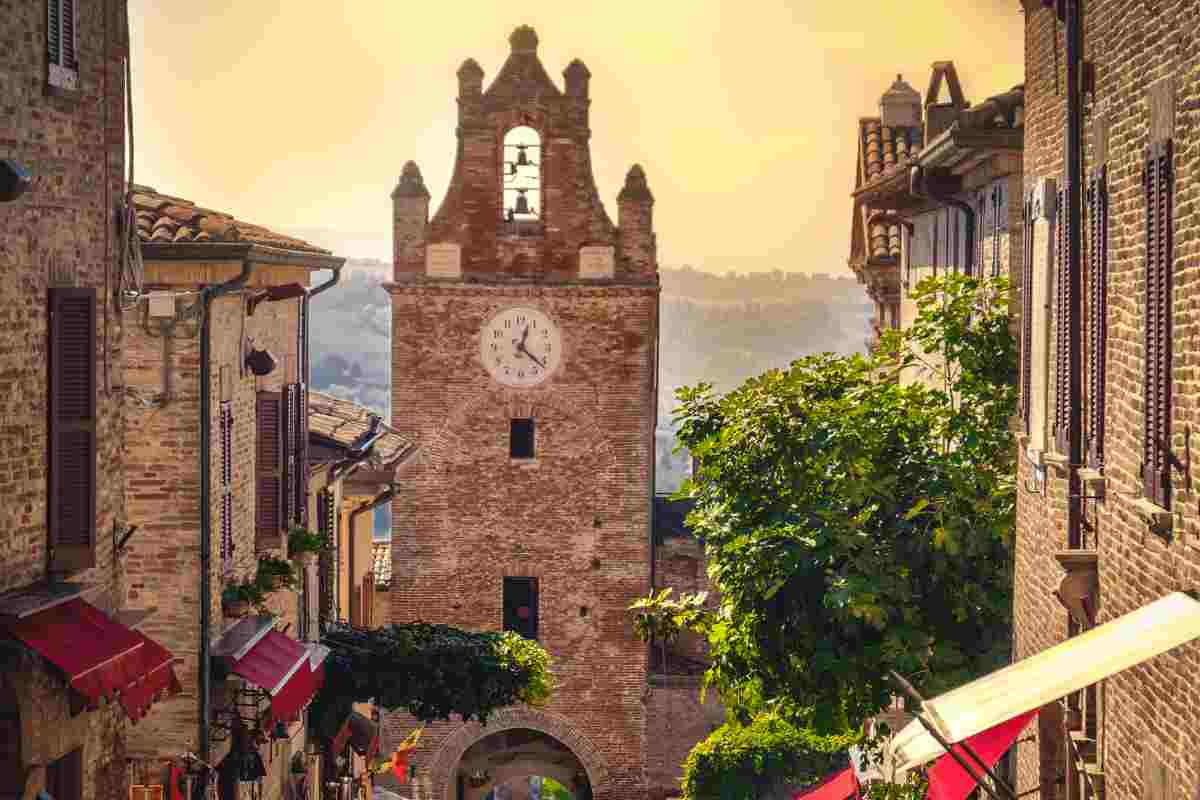 Gradara la bellissima torre dell'orologio 