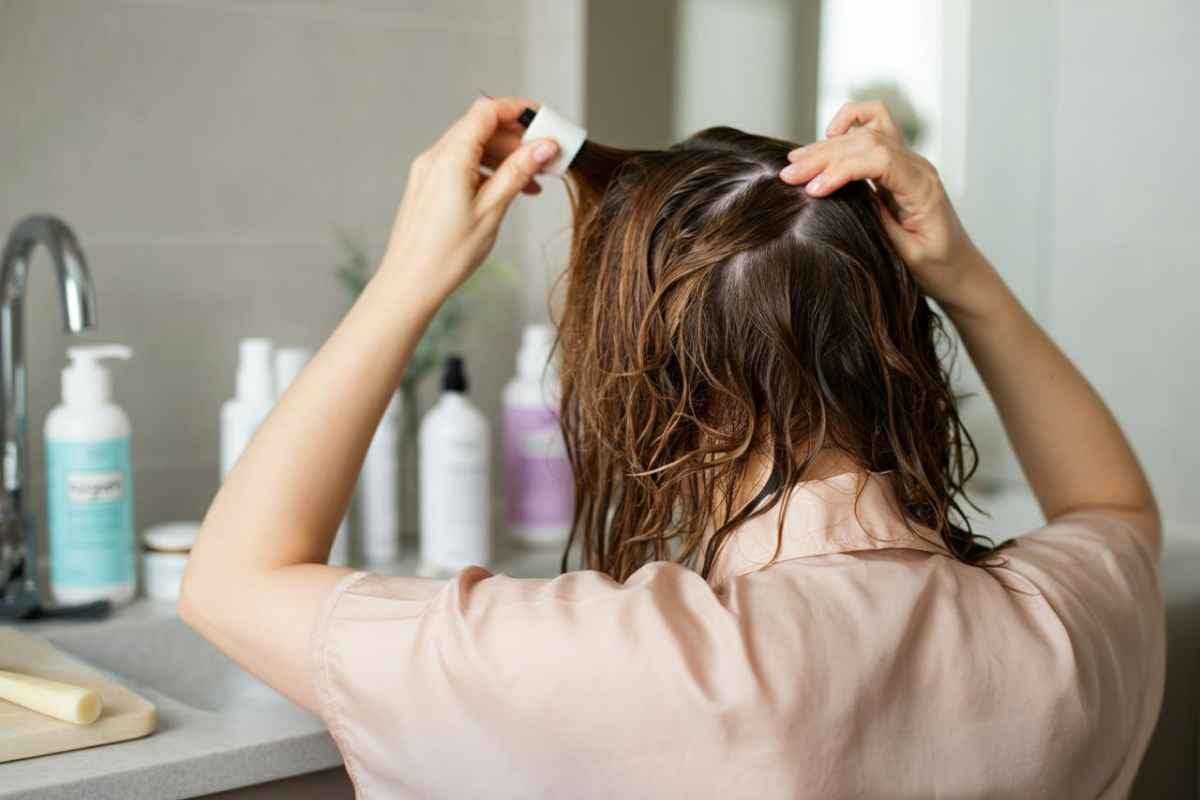 come applicare la cipolla sui capelli